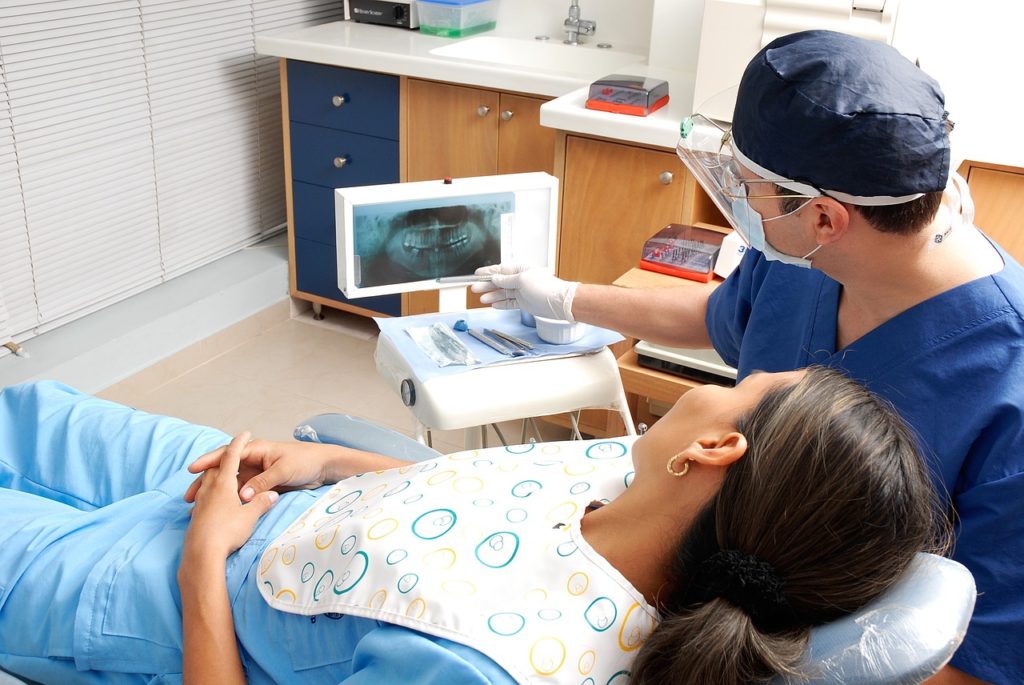 Un dentiste qui examine une radio dentaire