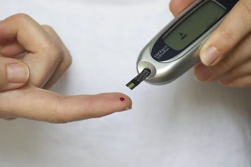 Test de diabète avec une goute de sang