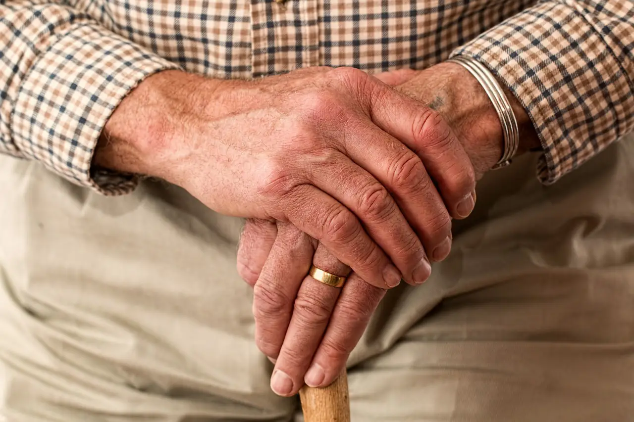 Une personne âgée en recherche d'un logment senior