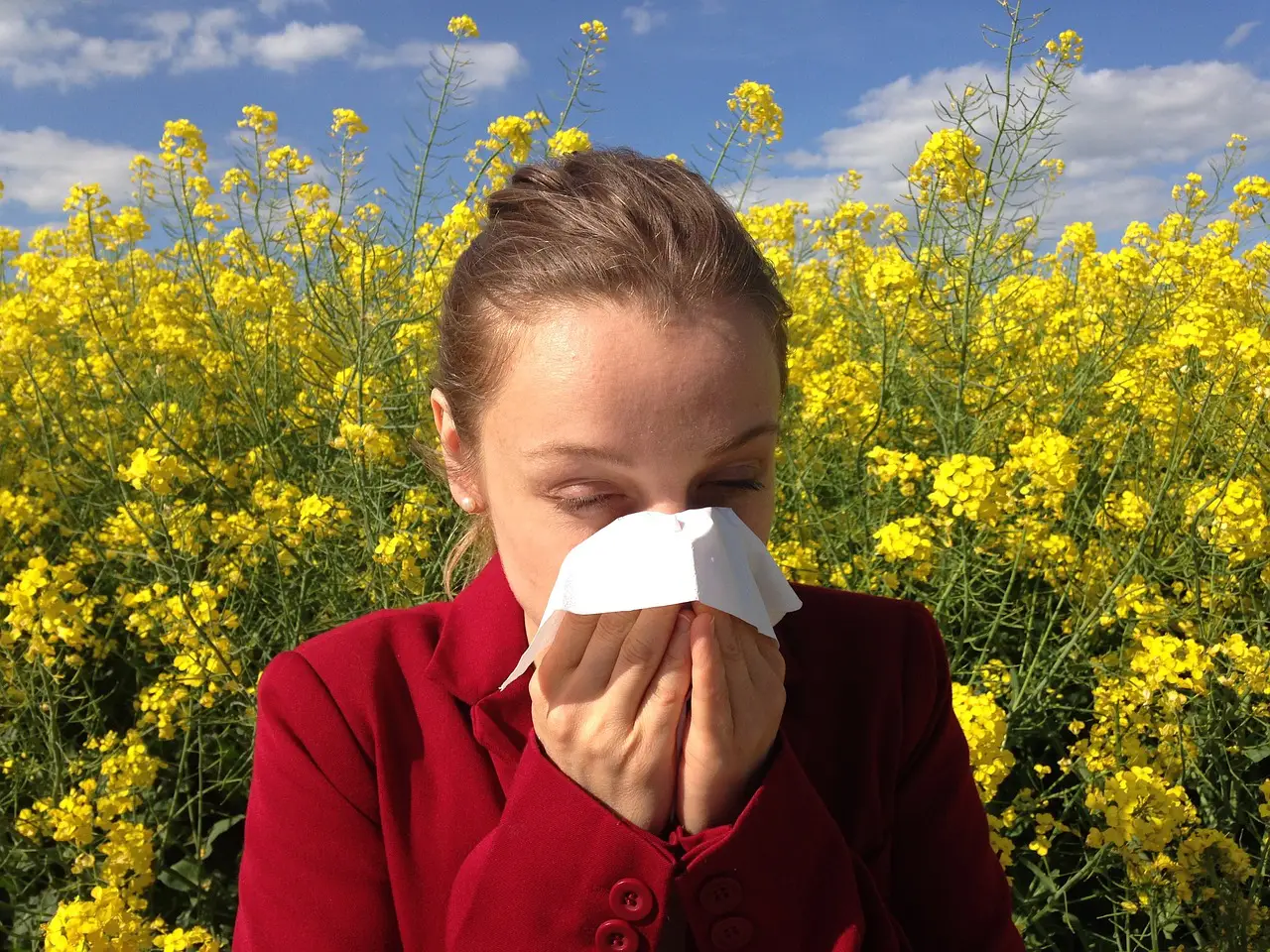 Uen femme en plein crise d'allergie au pollen