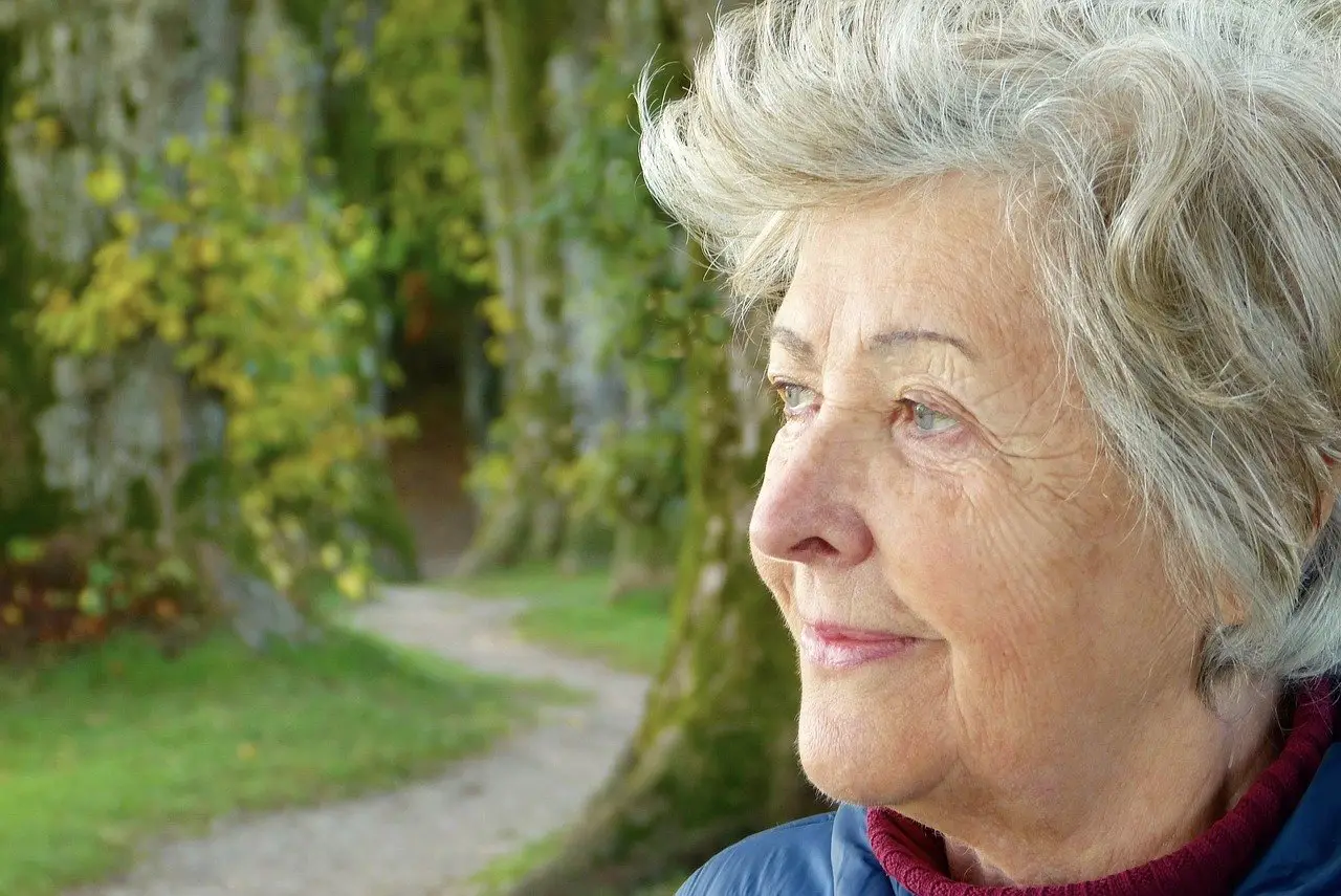 Une femme de 60 ans à la retraite