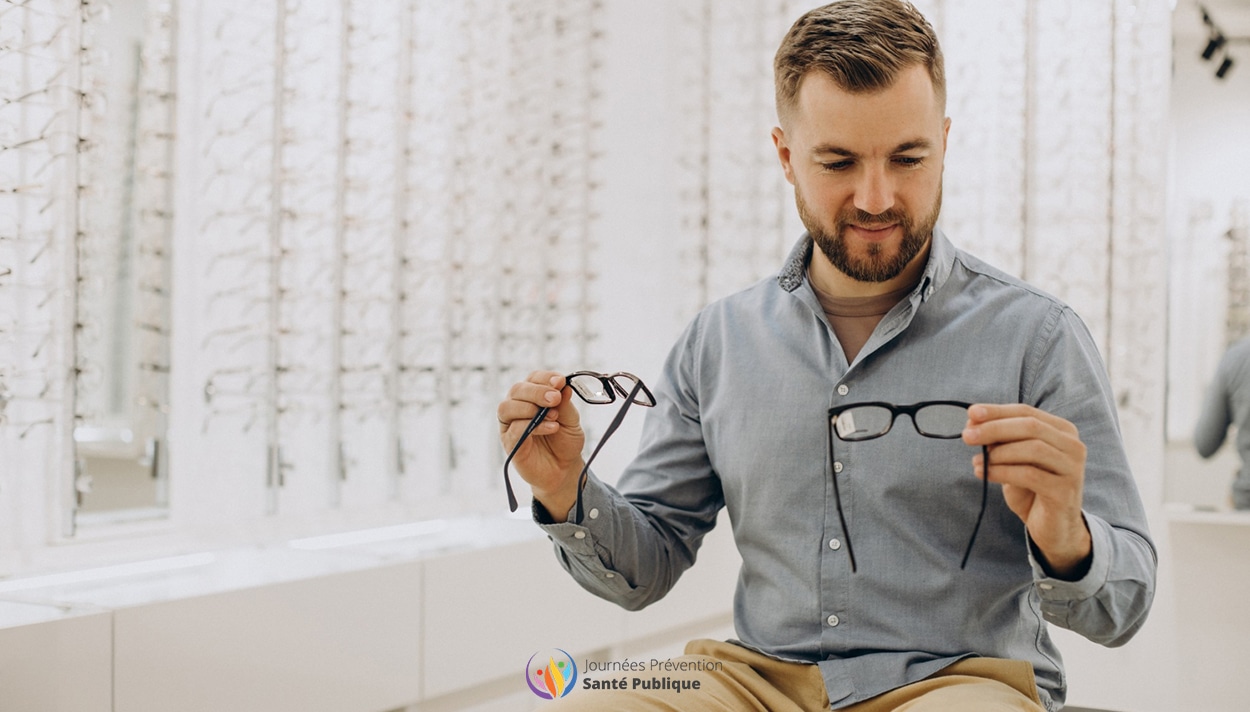 Un homme qui choisi ses lunettes de vue chez un opticien