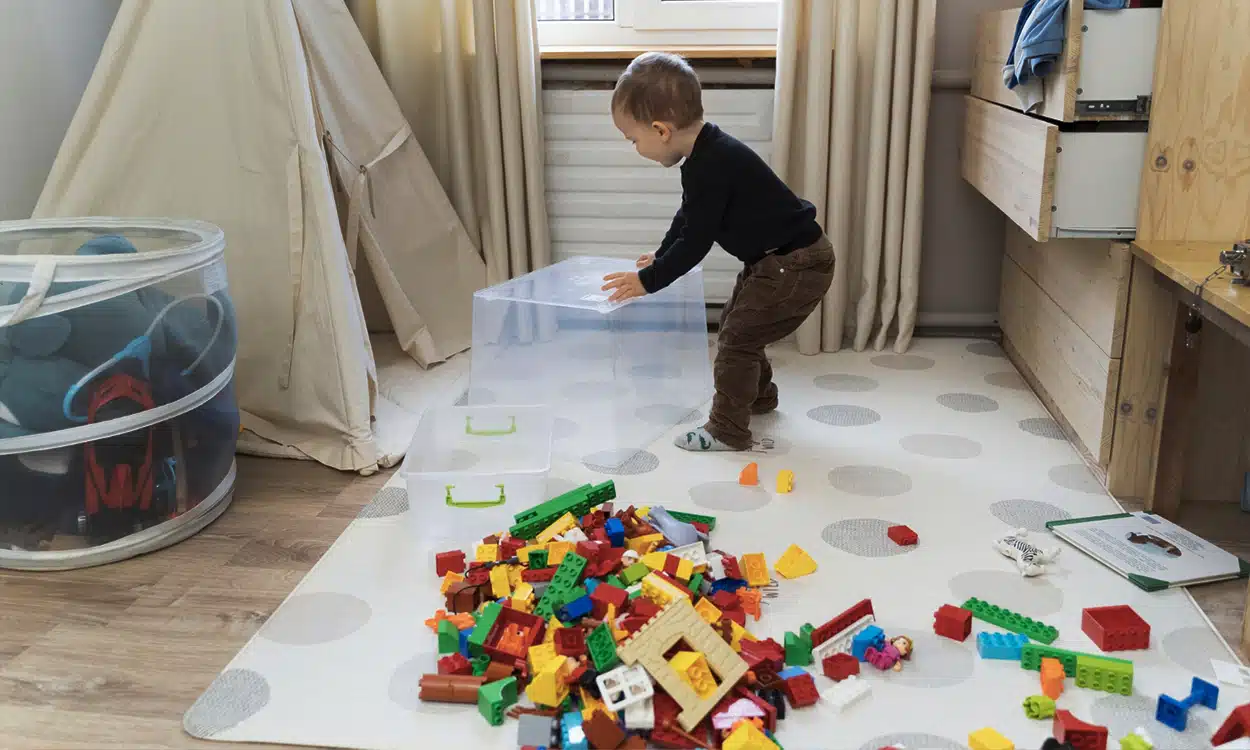 Petit garçon qui joue aux legos dans sa chambre