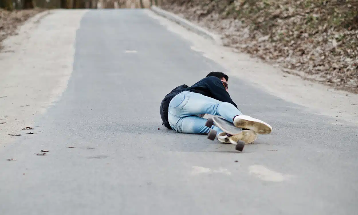 Un skater au sol après une chute en skateboard