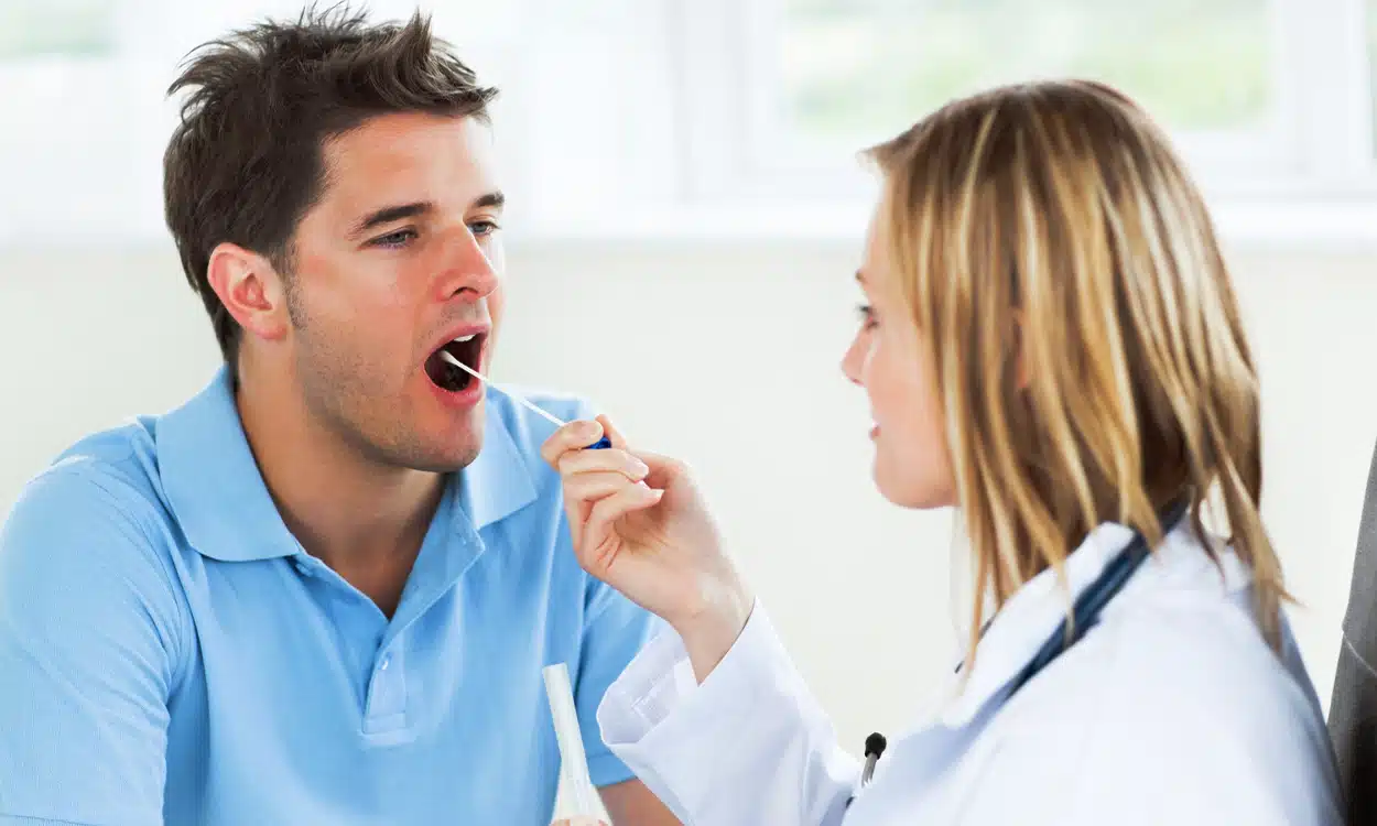 Médecin qui réalise un test salivaire